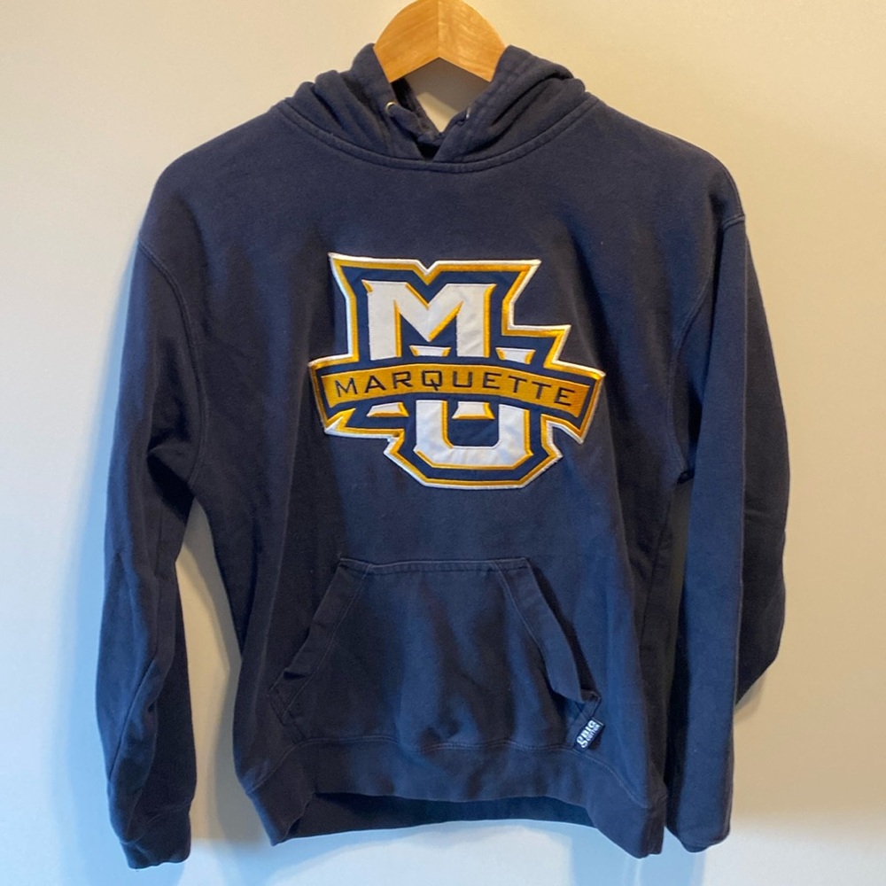 Marquette hoodie with stitch-on emblem